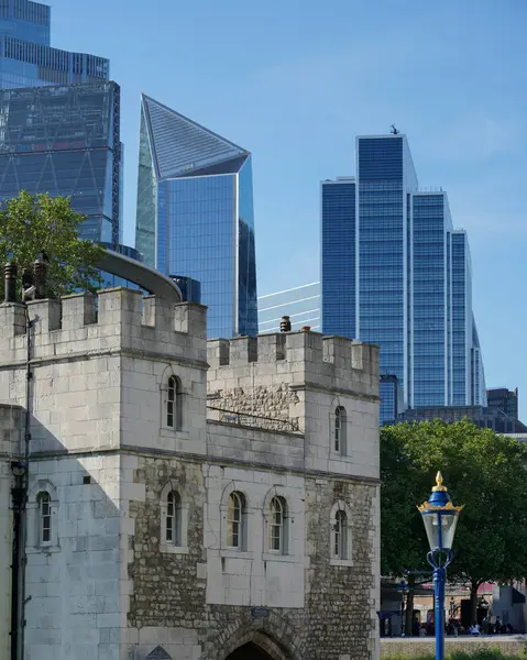 Tarihi bir kale ve UNESCO Dünya Mirası Alanı olan Londra Kulesi, Londra şehrinin modern gökdelenleri, turizm merkezi ve Londra 'nın zengin tarihinin bir sembolü olan