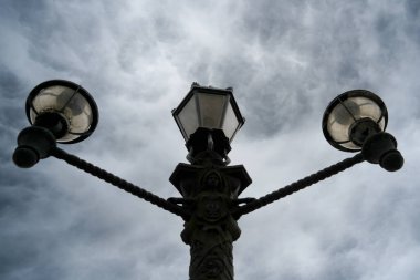 Dramatik Gökyüzüne Karşı Klasik Sokak Işığı Silueti