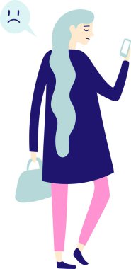 Uzun mavi saçlı, pembe pantolonlu, elinde bir el çantası olan üzgün bir kadın cep telefonunda kötü haberler okuyor..