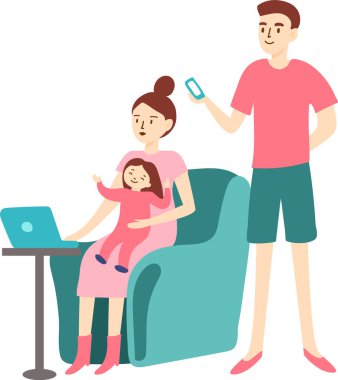 Anne uzaktan çalışıyor, bebeğini kucağında tutuyor, baba ise akıllı telefon kullanıyor, iş hayatı dengesini ve modern aile dinamiklerini destekliyor.