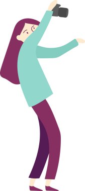 Kadın fotoğrafçı başının üstünde profesyonel bir kamera tutuyor, fotoğraf çekerken eşsiz bir bakış açısı yakalıyor. Yaratıcı işine odaklanırken uzun mor saçlar uçuşuyor.