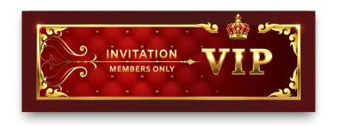 Kırmızı kadife arka planda altın çerçeveli ve taçlı lüks VIP daveti ayrıcalığı, ayrıcalığı ve üyelerin sadece özel etkinliklere erişimini temsil ediyor.