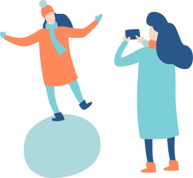 Akıllı telefonlu bir kadın kartopu üzerinde dengede duran kadın arkadaşının fotoğrafını çekiyor. İkisi de kışlık kıyafetler giyiyor. Basit düz vektör çizimi.