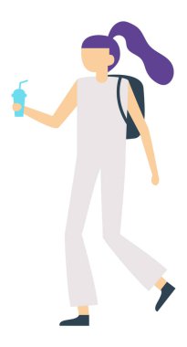 Canlı mor saçlı genç bir öğrenci, bir sırt çantası taşıyor ve ferahlatıcı bir gazoz yudumluyor, kampüste mutlu bir şekilde yürüyor, derslerin arasında dinleniyor ve öğrenci hayatını kucaklıyor.