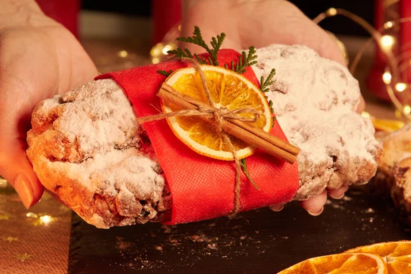 Рождество Столлен Руках Пекаря Закрывается Традиционный Рождественский Немецкий Десерт Торт — стоковое фото