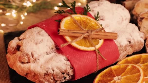 Різдво Столлен Традиційний Різдвяний Німецький Десерт Нарізаний Шматочками Торт Горіхами — стокове відео