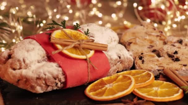 Noel Stollen Geleneksel Yılbaşı Alman Tatlıları Parçalara Ayrılmış Fındıklı Kek — Stok video