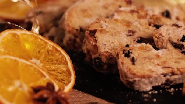 Noel Stollen Geleneksel Yılbaşı Alman Tatlıları Parçalara Ayrılmış Fındıklı Kek — Stok video