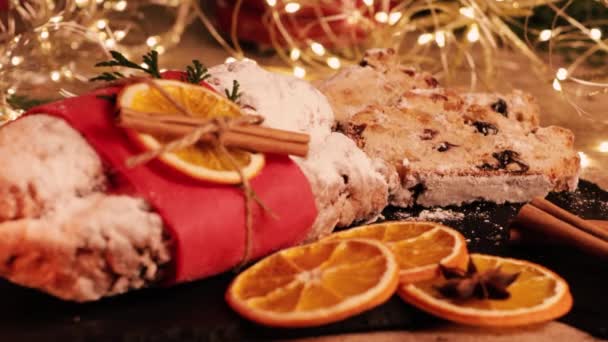 Різдво Столлен Традиційний Різдвяний Німецький Десерт Нарізаний Шматочками Жіноча Рука — стокове відео