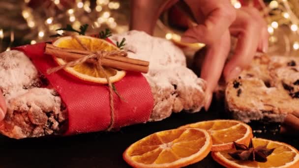 Boże Narodzenie Stollen Kobiecych Rękach Piekarza Zamknąć Tradycyjny Niemiecki Deser — Wideo stockowe