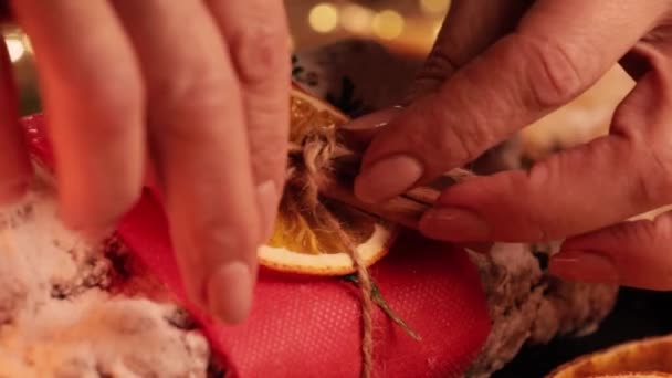 Mão Mulher Close Decorar Natal Roubado Sobremesa Tradicional Alemã Natal — Vídeo de Stock