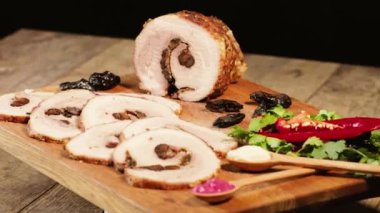 Fırında baharat ve kuru erikle pişirilmiş domuz eti. Tahtada dilimlenmiş et