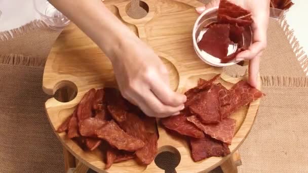 Makkelijke Snack Kip Varkensvlees Rundvlees Chef Kok Schikt Jerky Worstjes — Stockvideo