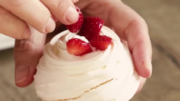 딸기와 머랭의 디저트 후식으로 맛있게 드시네요 파블로프 디저트 디저트의 — 비디오