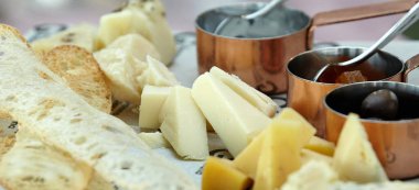 Aperatif kurulu. Parmesan ve diğer peynirler, reçel, zeytin, ekmek