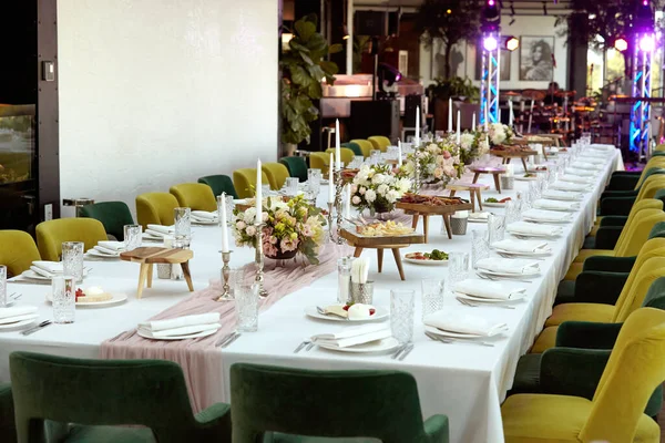 Table Banquet Pour Mariage Dîner Vacances Dans Restaurant Décoré Fleurs — Photo