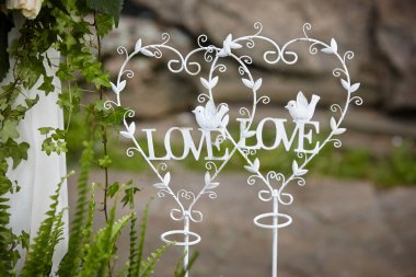 Romantik bir düğün töreninin dekorasyonu. Düğün dekorunun sahte açılış unsurları. Aşk