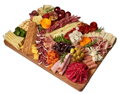 Çeşit çeşit peynirli aperatifler, salam, jambon, üzüm ve fındık. Şarküteri ve peynir tabağı. Üst Manzara. İzole edilmiş.