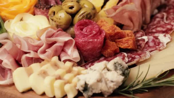 沙司和奶酪盘围绕着它的轴平稳地旋转 开胃菜包括各种奶酪 葡萄和坚果 视频是循环的 — 图库视频影像