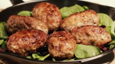 Domuz eti, sığır eti ya da doğranmış tavuk pirzolası. Aşçı tavayı pişmiş yemekle dekore eder. Kızarmış köfte.. 