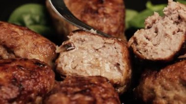 Domuz eti, sığır eti ya da doğranmış tavuk pirzolası. Aşçı pirzolaların ne kadar sulu olduğunu gösteriyor. Kızarmış köfte.. 