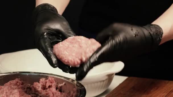 厨师用鲜红的切肉做成肉片 戴黑色手套的手的特写 — 图库视频影像