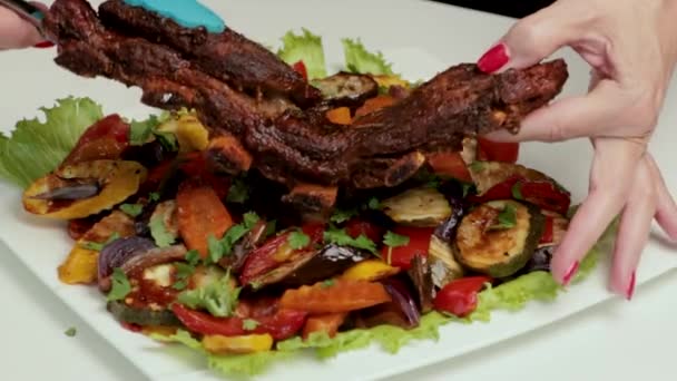 Grilled Beef Ribs Vegetables White Plate Chef Serving Dishes Meat — Stock Video