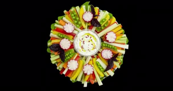 Pokrojone Surowe Warzywa Talerzu Białym Sosem Kolorowy Wystrój Świąteczny Stół — Wideo stockowe