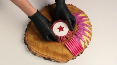 Şef, Haruterie ve peynir tabağını süslüyor. Çeşit çeşit peynirli aperatifler, salam, jambon, zeytin ve fındık. Hız Hareketi