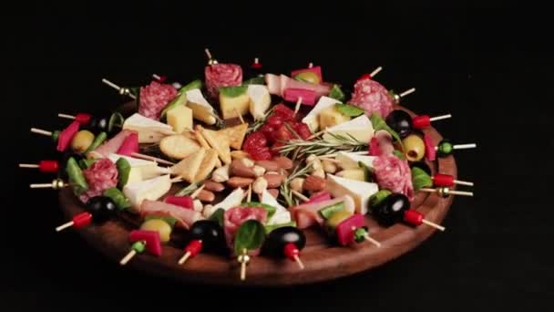 Assiettes Avec Assortiment Fromages Salami Jambon Olives Noix Charcuterie Plateau — Video