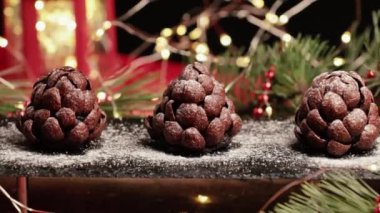 Çam ağacından dalları ve parıldayan çelenklerle donatılmış, köknar ya da çam kozalağı şeklinde servis edilen el yapımı çikolata. Noel ve yeni yıl arifesi için şenlikli pişmiş yiyecekler.