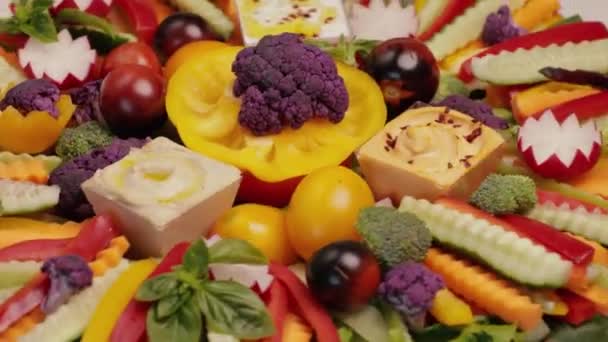 Rauwe Groenten Een Bord Met Hummus Witte Saus Vegetarisch Gezond — Stockvideo