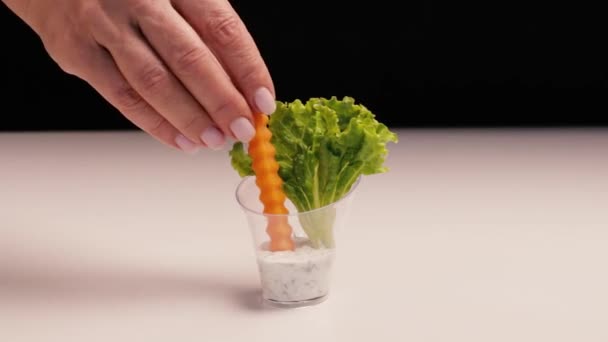 Chef Formt Portionierte Tassen Mit Frischem Scheiben Geschnittenem Gemüse Auf — Stockvideo