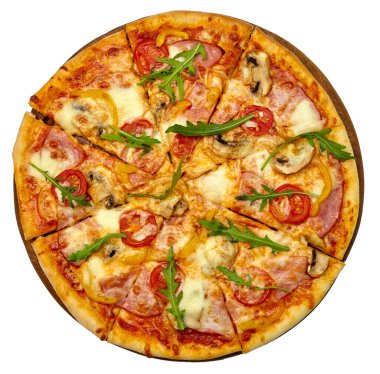 Geleneksel İtalyan pizzası mozzarella peyniri, mantar, jambon, pepperoni, biber ve domatesli beyaz arka planda izole edilmiş tahta bir tahta üzerinde dilimlenmiş. Üst görünüm