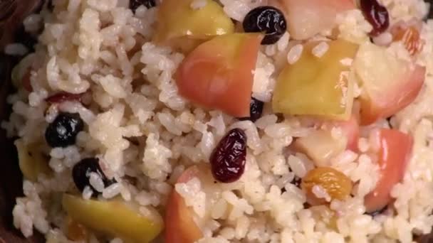 Süß Gekochter Reis Mit Äpfeln Sultaninen Und Trockenfrüchten Keramikteller Auf — Stockvideo