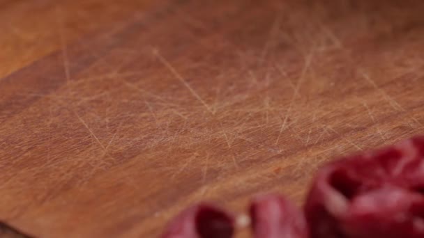 Cienkie Wędzone Kiełbaski Cabanos Drewnianej Desce Szef Kuchni Serwuje Deskę — Wideo stockowe