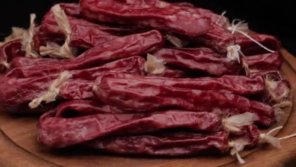 Geräucherte Würstchen Cabanos Rotieren Auf Einem Holzbrett Großaufnahme Video Schleife — Stockvideo