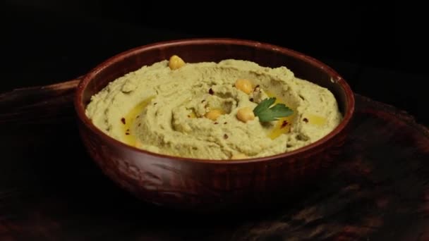 Detailní Záběr Hummusu Hnědé Keramické Misce Rotující Dřevěné Desce Vegetariánské — Stock video