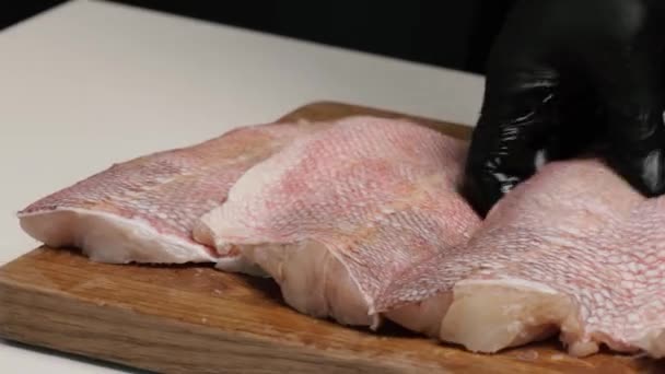 Stücke Roher Fischfilets Auf Einem Holzbrett Der Koch Zeigt Das — Stockvideo