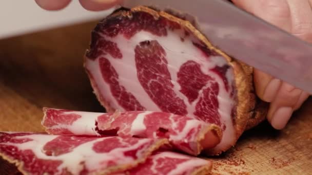 Шеф Повар Режет Большой Кусок Измельченного Мяса Тонкими Ломтиками Итальянский — стоковое видео