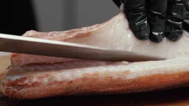 Chef Está Cortando Pescado Crudo Corta Carne Los Huesos Filetes — Vídeo de stock