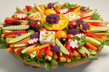 Tahtada dilimlenmiş çiğ sebzeler. Sebze aperatifi. Vejetaryen sağlıklı yiyecekler. Açık büfe için renkli servis.