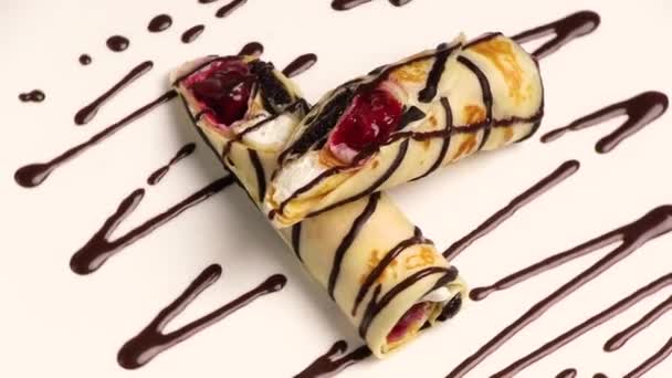 Süße Pfannkuchen Crêpes Mit Füllung Und Schokoladensoße Auf Einem Weißen — Stockvideo