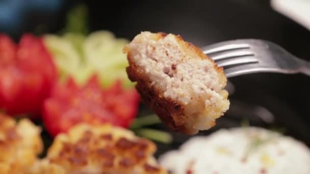 採れた肉のカットレットはナイフとフォークで切られ それがどのようにジューシーであるかを示しています チキンスカット — ストック動画