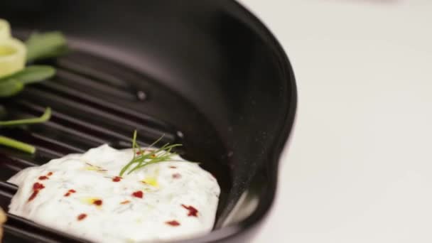 Kızarmış Kıymalı Pirzola Sebzeli Beyaz Masada Dönen Siyah Tavada Soslu — Stok video