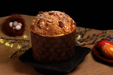 Panettone pastası geleneksel bir İtalyan Paskalya ve Noel tatlısıdır. Paskalya ve Noel pastaları