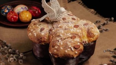 KOLOMBA pastası geleneksel bir İtalyan Paskalya tatlısıdır. Paskalya pastası ve güvercin yavaşça ekseni etrafında dönüyor. Ön görünüm