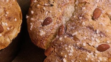 Kolombiya ve Panettone pastası Paskalya ve Noel için geleneksel bir İtalyan tatlısıdır. Güvercinli Paskalya pastası. Paskalya ve Noel pastaları. Kamerayı yakın mesafeden geniş açıya yakınlaştırıyorum