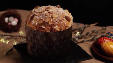 Paskalya ve Noel için geleneksel İtalyan tatlısı Panettone keki kendi ekseni etrafında döner. Paskalya ve Noel pastaları