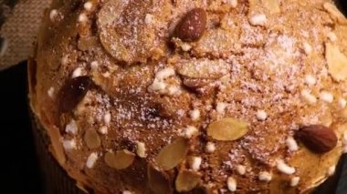 Panettone pastası Paskalya ve Noel için geleneksel bir İtalyan tatlısıdır. Kamera yakın mesafeden geniş açıya yakınlaşıyor. Paskalya ve Noel pastaları